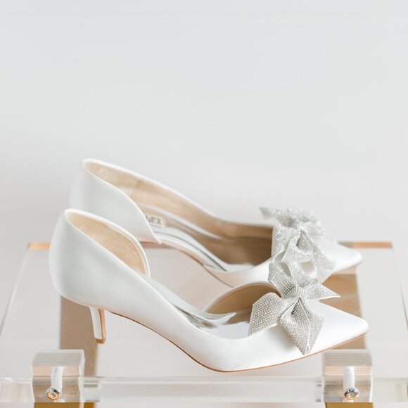 Badgley Mischka Meilani White Satin 7 Women's Classic Bridal Heels Bow Kitten - Picture 13 of 15